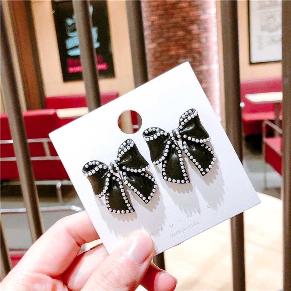 Black Bows w/Mini Pearl Perimeter Stud Earrings - Picture 3 of 7